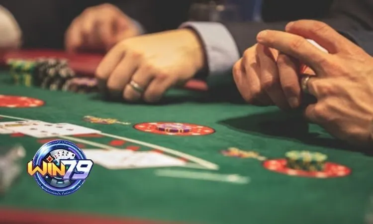 Trong Poker việc giao tiếp và hiểu tâm lý của đối thủ cũng rất quan trọng